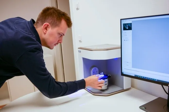 A designer scanning a ring on the desktop Artec Micro at milk-design